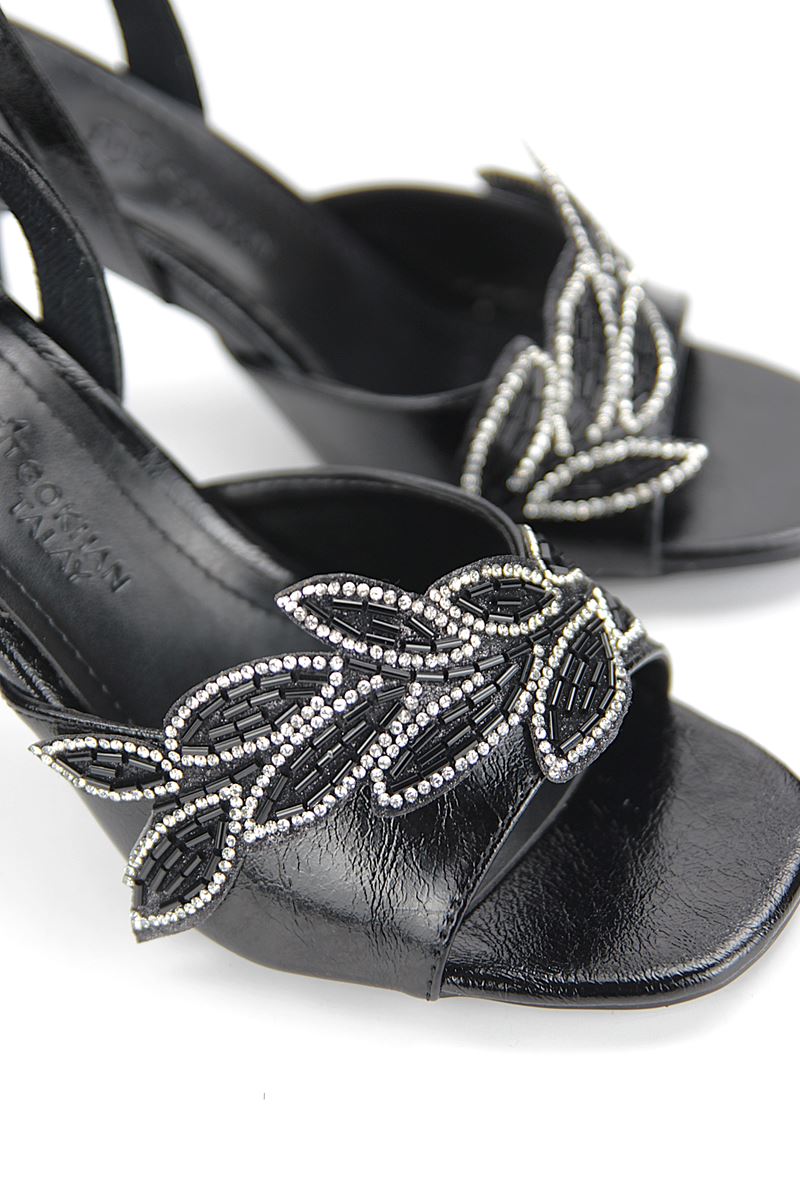 Norin Esnek Yumuşak Kaymaz Taban (8 cm) Siyah Rugan Taşlı Yaprak Detaylı Kadın Topuklu Ayakkabı