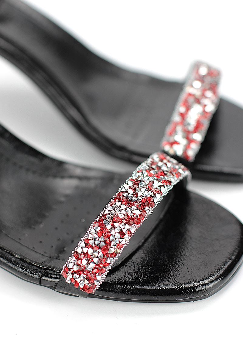 Vexira Esnek Yumuşak Kaymaz Taban (4 cm) Siyah Rugan  Kırmızı Taş Bantlı Kadın Topuklu Ayakkabı