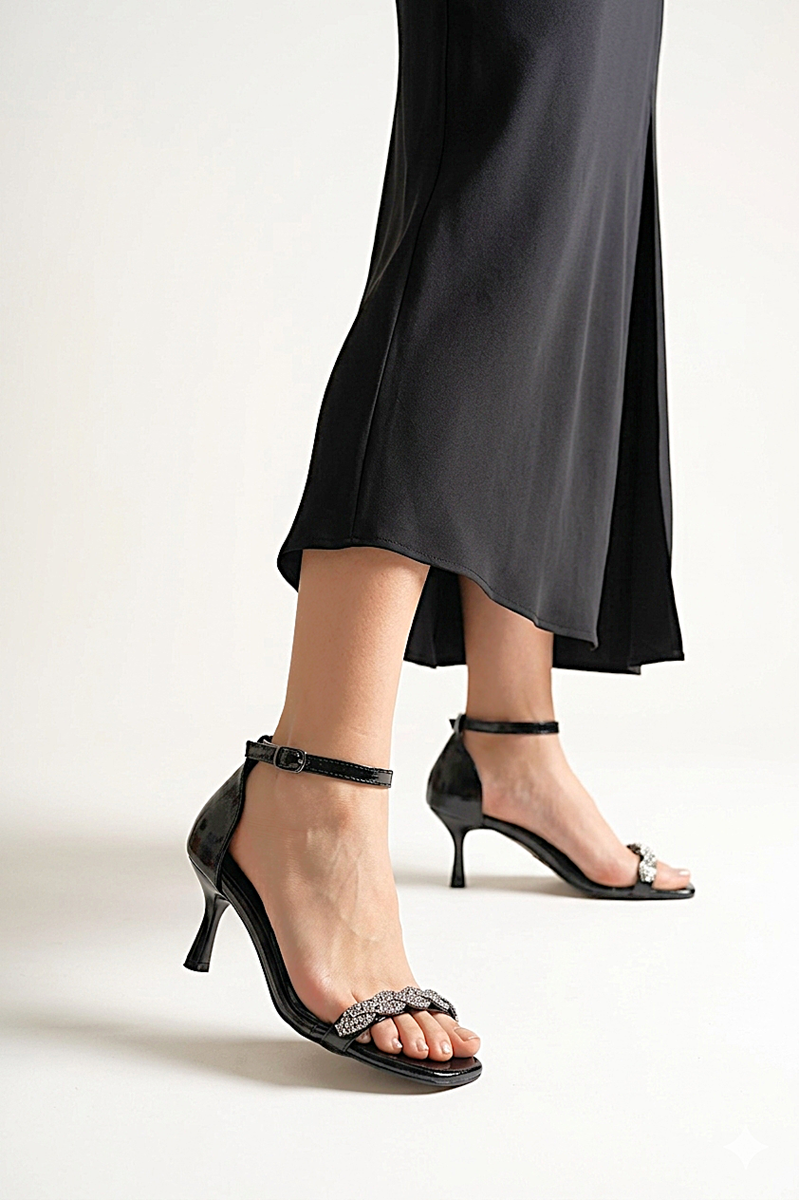 Audrey Esnek Yumuşak Kaymaz Taban (4 cm) Siyah Rugan Burgu Gümüş Bantlı Kadın Topuklu Ayakkabı