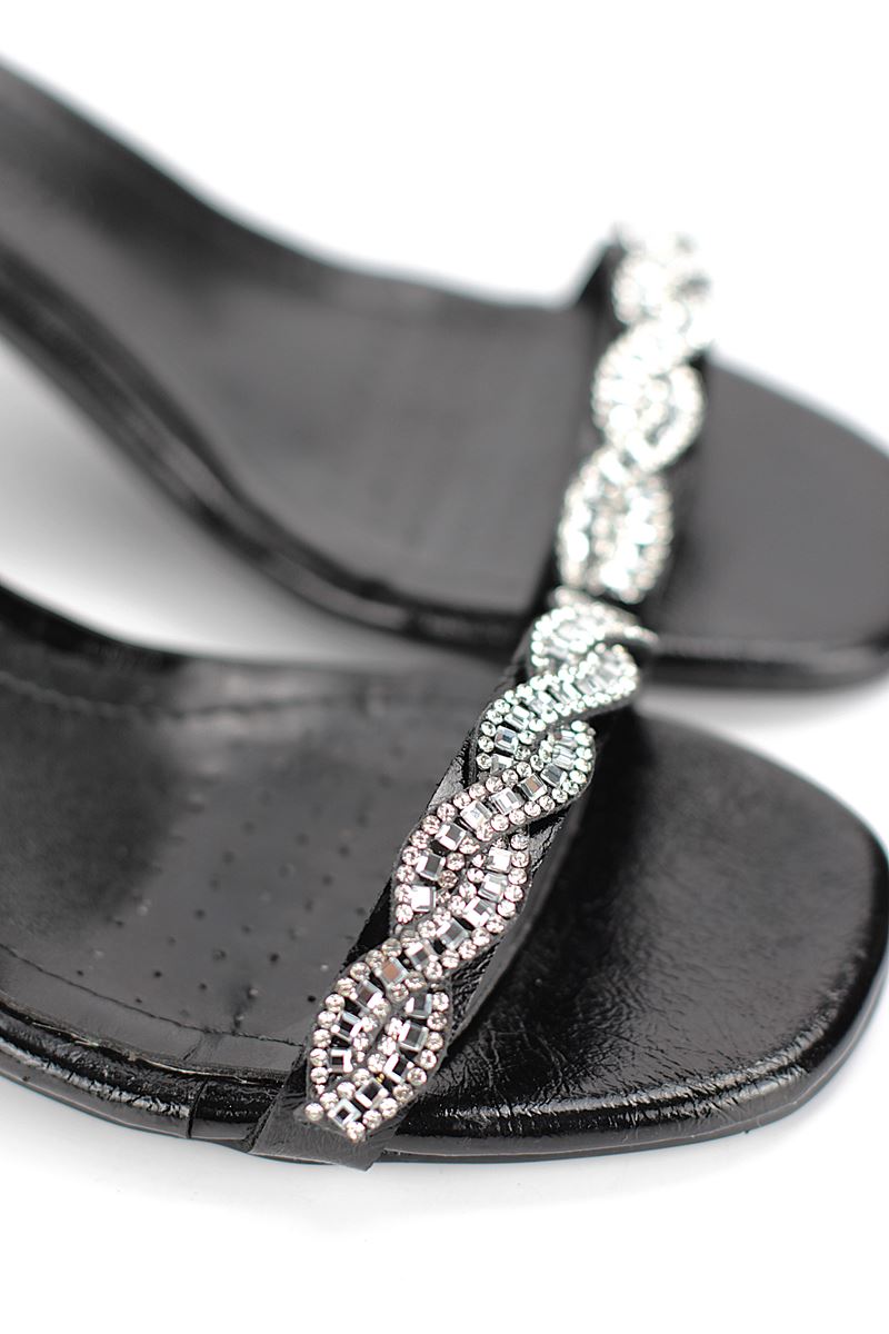 Audrey Esnek Yumuşak Kaymaz Taban (4 cm) Siyah Rugan Burgu Gümüş Bantlı Kadın Topuklu Ayakkabı