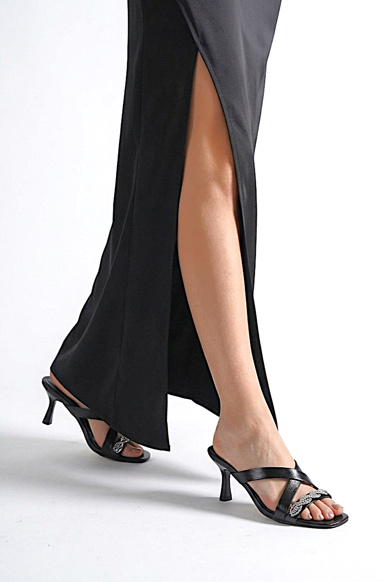 Lorena Esnek Yumuşak Kaymaz Taban (4 cm) Siyah Rugan  Çapraz Burgu Gümüş Bantlı Kadın Topuklu Terlik