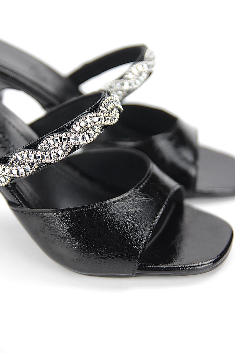 Luma Esnek Yumuşak Kaymaz Taban (8 cm) Siyah Rugan  Tek Bant Burgu Gümüş Bantlı Kadın Topuklu Terlik