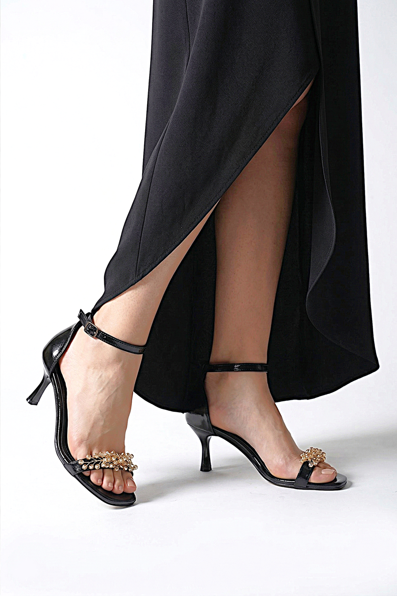 Pearl Esnek Yumuşak Kaymaz Taban (4 cm) Siyah Rugan El Yapımı Altın Boncuk Detaylı Kadın Topuklu Ayakkabı