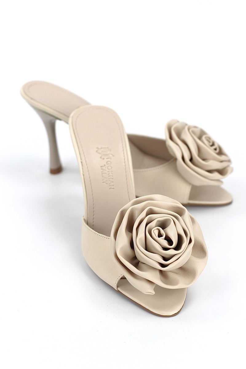 Rosalie Esnek Yumuşak Kaymaz Taban (8 cm) Bej Cilt El Yapımı Gül Detaylı Kadın Topuklu Terlik