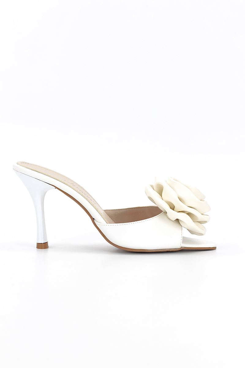 Rosalie Esnek Yumuşak Kaymaz Taban (8 cm) Beyaz Cilt El Yapımı Gül Detaylı Kadın Topuklu Terlik