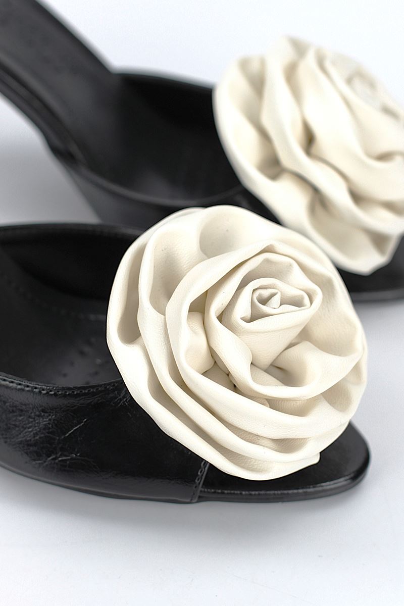 Rodeya Esnek Yumuşak Kaymaz Taban (8 cm) Siyah Rugan El Yapımı Beyaz Gül Detaylı Kadın Topuklu Terlik