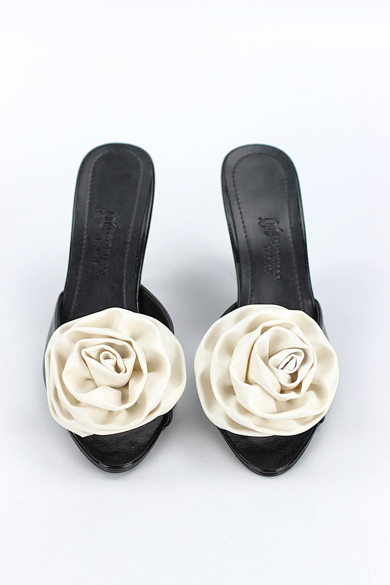 Rodeya Esnek Yumuşak Kaymaz Taban (8 cm) Siyah Rugan El Yapımı Beyaz Gül Detaylı Kadın Topuklu Terlik