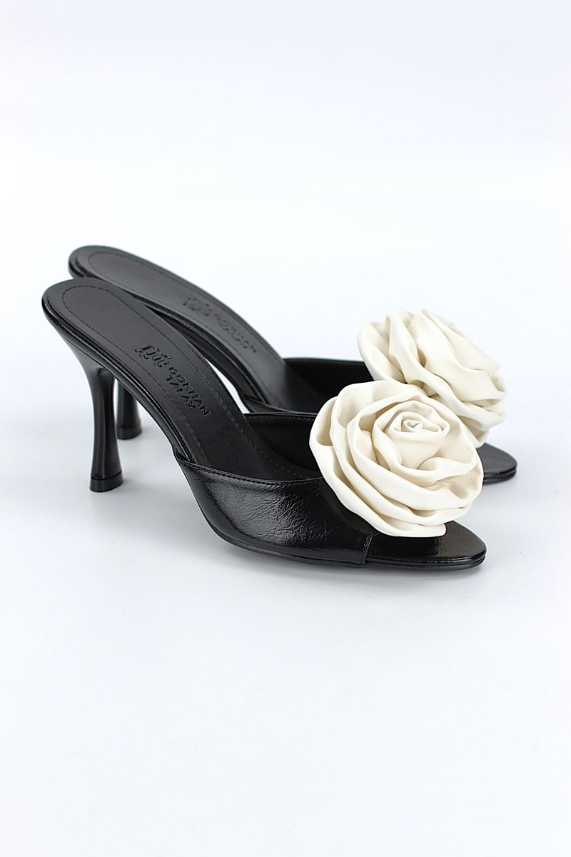 Rodeya Esnek Yumuşak Kaymaz Taban (8 cm) Siyah Rugan El Yapımı Beyaz Gül Detaylı Kadın Topuklu Terlik