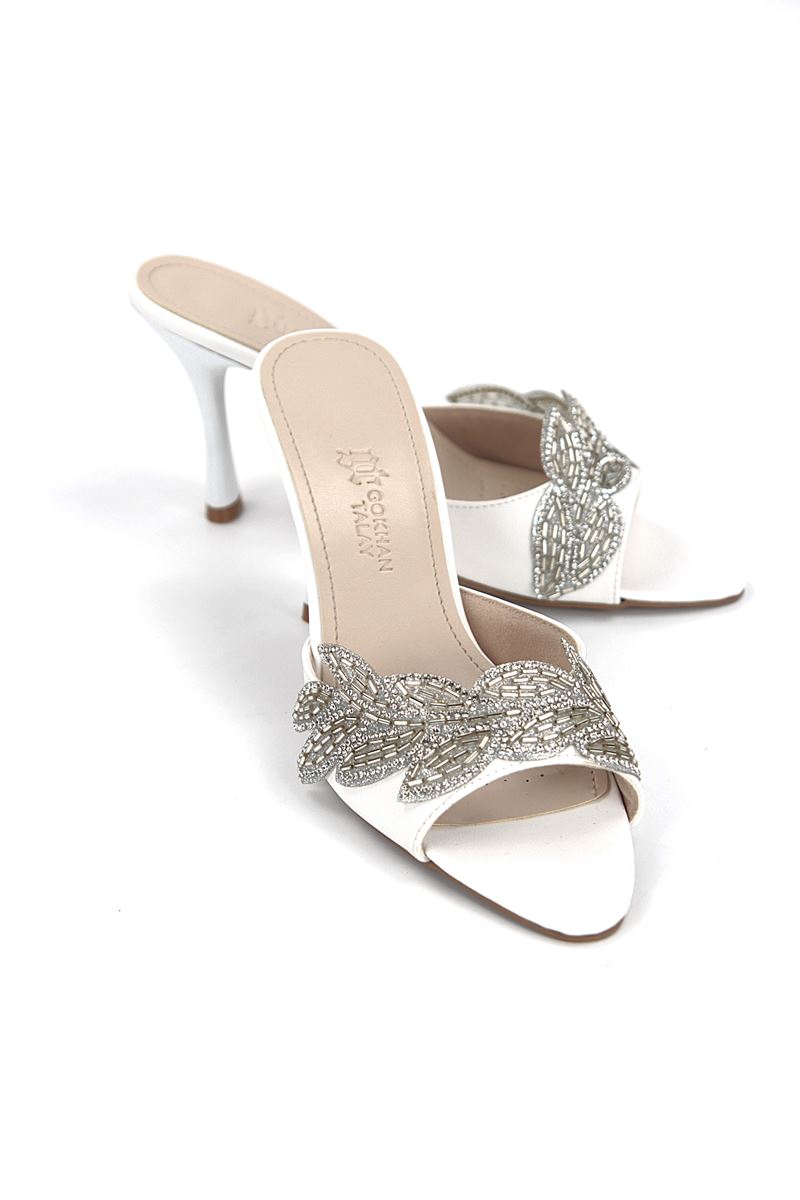 Melantha Esnek Yumuşak Kaymaz Taban (8 cm) Beyaz Cilt Taşlı Yaprak Detaylı Kadın Topuklu Terlik