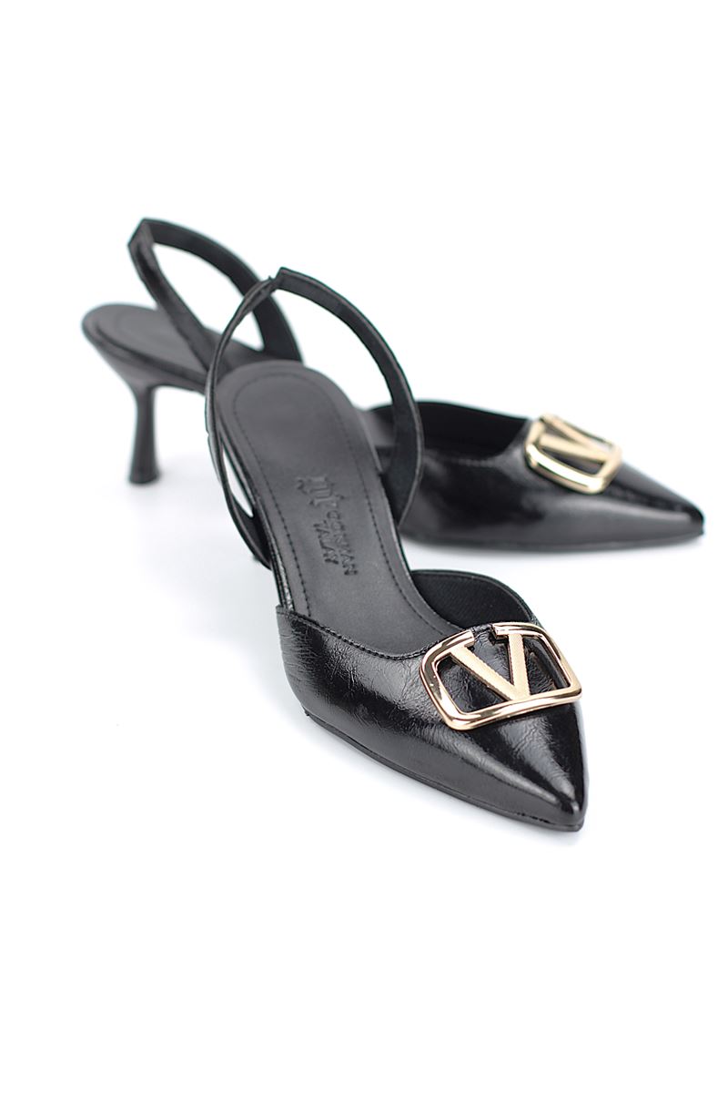 Zelora Esnek Kaymaz Taban Siyah Rugan Orta Topuklu(4 cm) Altın V Toka Detaylı Topuklu Ayakkabı