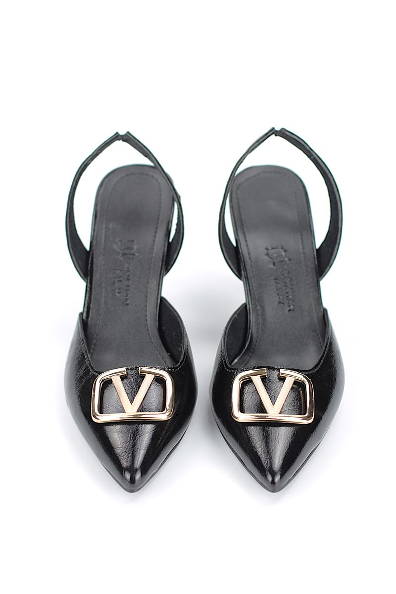 Aurelia Esnek Kaymaz Taban Siyah Rugan (8 cm)  Altın V Toka Detaylı Kadın Topuklu Ayakkabı