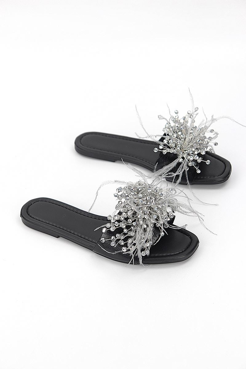 Paloma Siyah Rugan El Yapımı Tüylü Boncuk Taş Detaylı Kadın Terlik