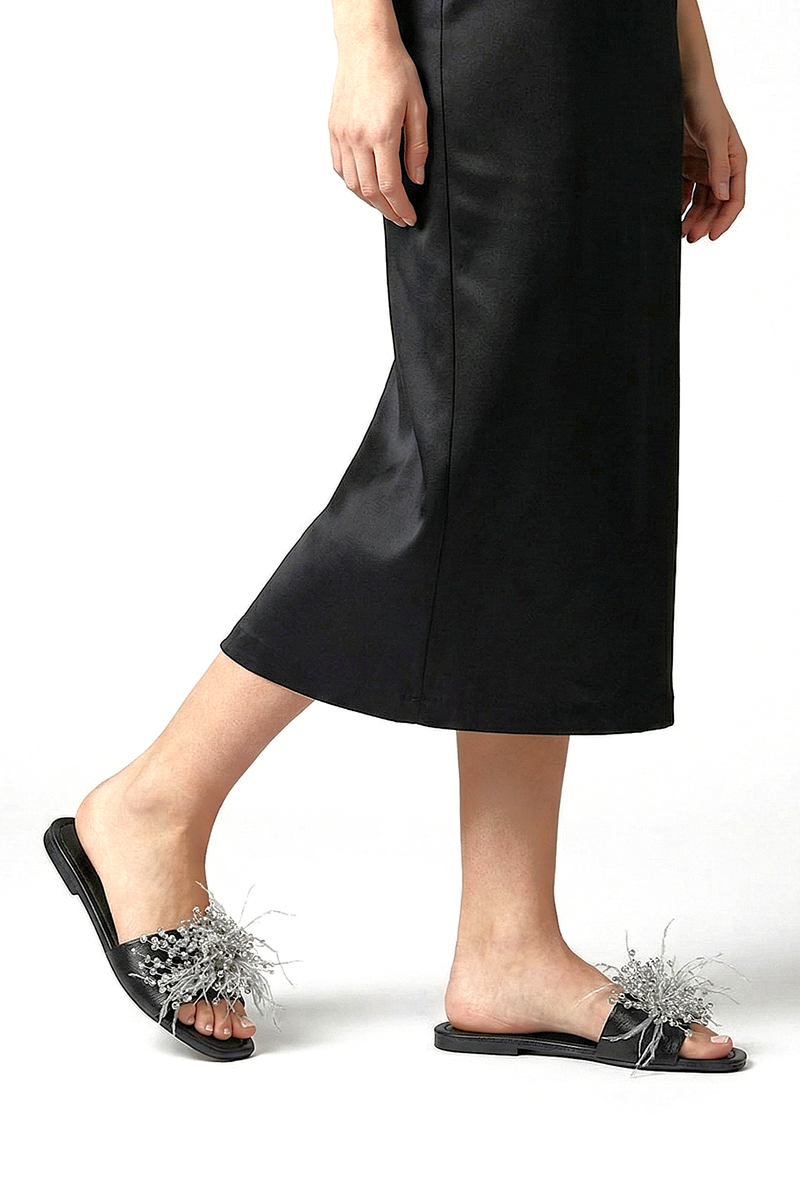 Paloma Siyah Rugan El Yapımı Tüylü Boncuk Taş Detaylı Kadın Terlik