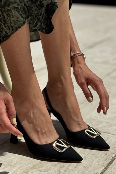 Chiara Siyah Süet Tokalı Orta Topuklu (8 cm) Klasik Topuklu Ayakkabı