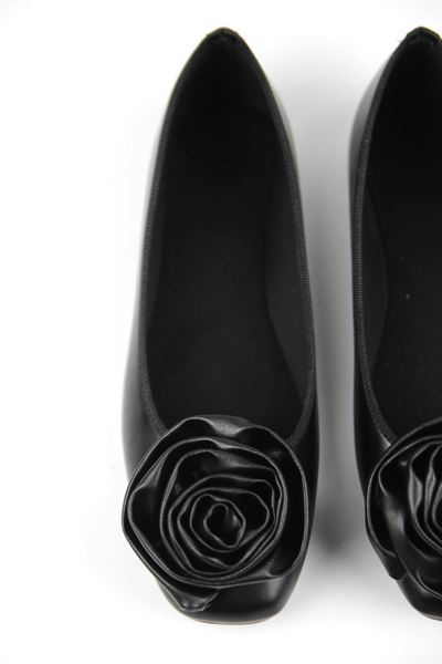 Rossa Kadın Köşeli Burunlu Gül Detaylı Siyah Cilt Babet Ayakkabı