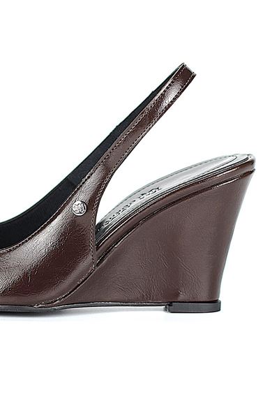 Agape  Esnek Yumuşak Kaymaz Taban (8cm) Kahverengi Rugan  Açık Lastikli Kadın Dolgu Topuklu Ayakkabı