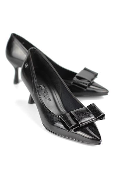 Vellon Esnek Yumuşak Kaymaz Taban (4 cm) Siyah Rugan Köşe Fiyonk Kadın Topuklu Ayakkabı