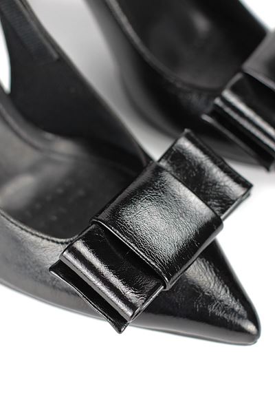 Nivelle Esnek Yumuşak Kaymaz Taban (8 cm) Siyah Rugan  Açık Lastikli Köşe Fiyonk Kadın Topuklu Ayakkabı