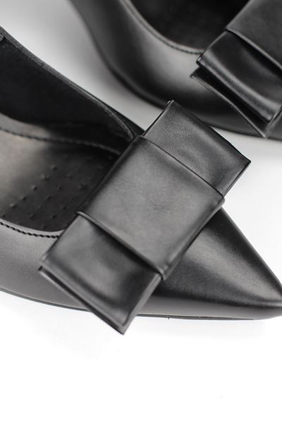 Nira Esnek Yumuşak Kaymaz Taban (4 cm) Siyah Cilt  Açık Lastikli Kadın Kalın Topuklu Köşe Fiyonklu Ayakkabı