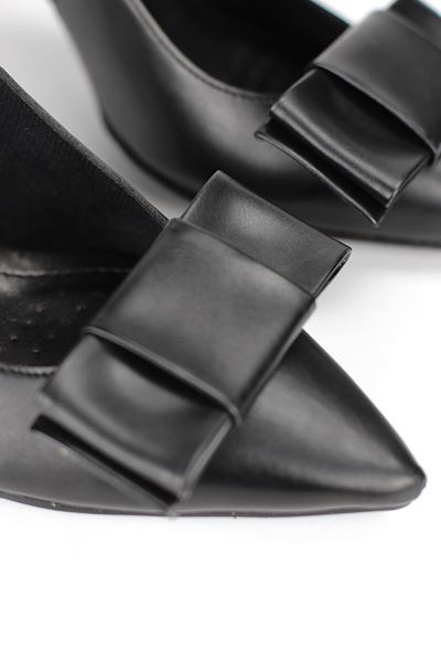 Nivelle Esnek Yumuşak Kaymaz Taban (8 cm) Siyah Cilt  Açık Lastikli Köşe Fiyonk Kadın Topuklu Ayakkabı