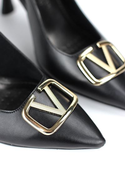 Hilda Esnek Yumuşak Kaymaz Taban (8 cm) Siyah Cilt  Açık Lastikli V Toka Kadın Topuklu Ayakkabı