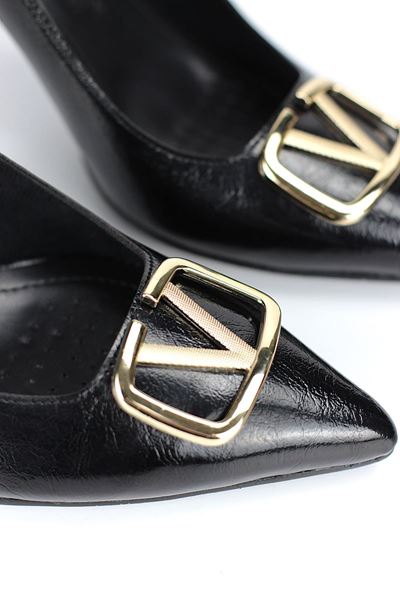 Hilda Esnek Yumuşak Kaymaz Taban (8 cm) Siyah Rugan  Açık Lastikli V Toka Kadın Topuklu Ayakkabı