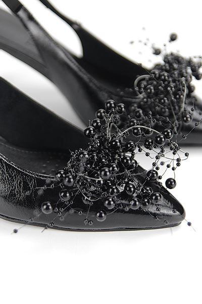 Noir Esnek Yumuşak Kaymaz Taban (4 cm) Siyah Rugan Boncuk Detaylı Açık Lastikli Kadın Topuklu Ayakkabı