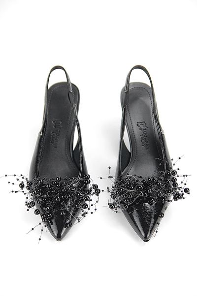 Noir Esnek Yumuşak Kaymaz Taban (4 cm) Siyah Rugan El Yapımı Boncuk Detaylı Açık Lastikli Kadın Topuklu Ayakkabı