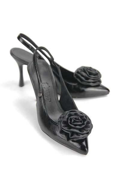 Rosalind Esnek Yumuşak Kaymaz Taban (8 cm) Siyah Rugan El Yapımı Gül Detaylı Açık Lastikli Kadın Topuklu Ayakkabı