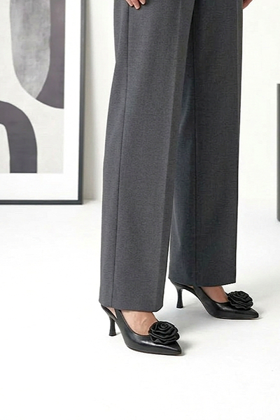 Rosalind Esnek Yumuşak Kaymaz Taban (8 cm) Siyah Rugan El Yapımı Gül Detaylı Açık Lastikli Kadın Topuklu Ayakkabı