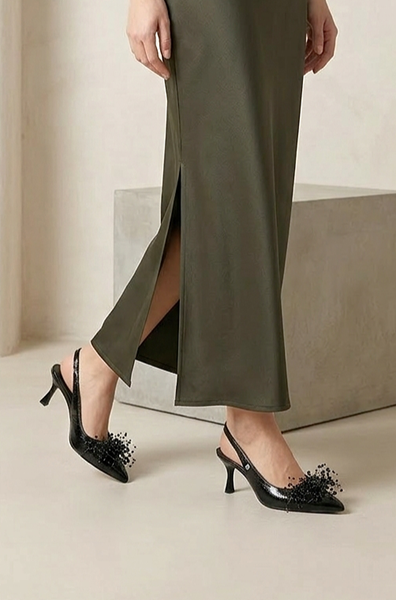 Noir Esnek Yumuşak Kaymaz Taban (4 cm) Siyah Rugan El Yapımı Boncuk Detaylı Açık Lastikli Kadın Topuklu Ayakkabı