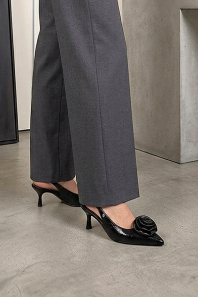 Rose Fairy Esnek Yumuşak Kaymaz Taban (4 cm) Siyah Rugan El Yapımı Gül Detaylı Açık Lastikli Kadın Topuklu Ayakkabı