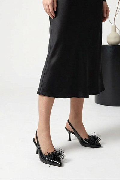 Black Beads Esnek Yumuşak Kaymaz Taban (8 cm) Siyah Rugan Boncuk Detaylı Açık Lastikli Kadın Topuklu Ayakkabı