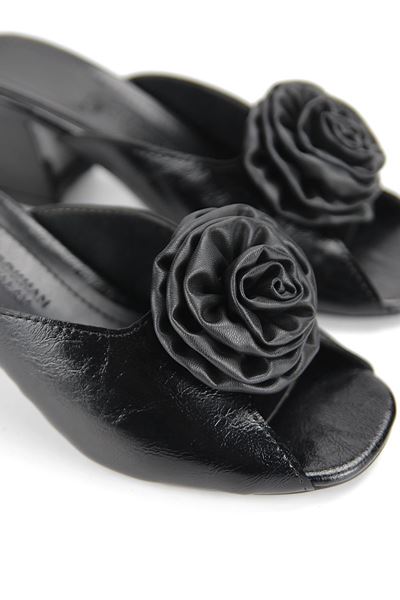 Rosette Esnek Yumuşak Kaymaz Taban (4 cm) Siyah Rugan El Yapımı Gül Detaylı Kadın Kalın Topuklu Terlik