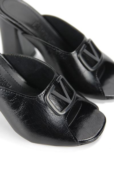 Arvessa Esnek Yumuşak Kaymaz Taban (8 cm) Siyah Rugan Mat V Toka Kadın Kalın Topuklu Terlik