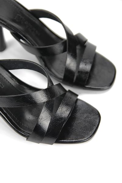 Elowen Esnek Yumuşak Kaymaz Taban (8 cm) Siyah Rugan  Çapraz Bantlı Kadın Topuklu Terlik