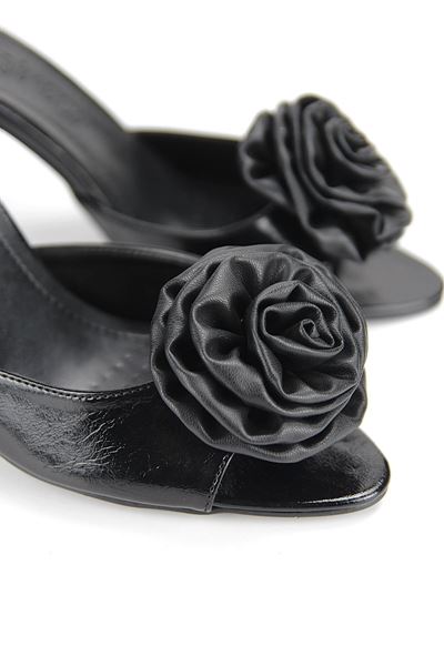 Rosalie Esnek Yumuşak Kaymaz Taban (8 cm) Siyah Rugan El Yapımı Gül Detaylı Kadın Topuklu Terlik