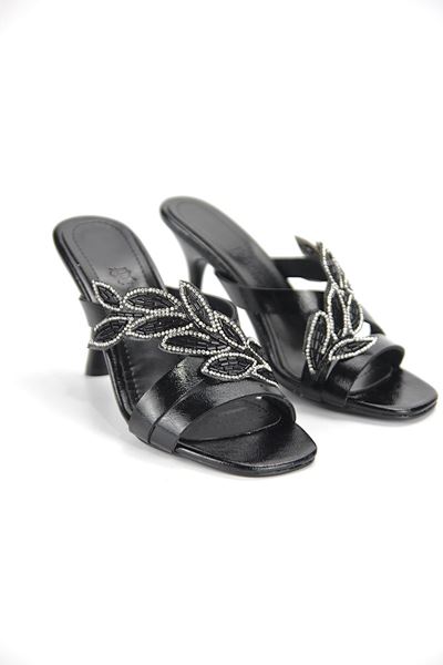 Tamara Esnek Yumuşak Kaymaz Taban (8 cm) Siyah Rugan Taşlı Yaprak Detaylı Kadın Topuklu Terlik