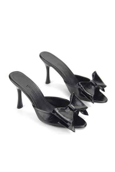 Ribbon Esnek Yumuşak Kaymaz Taban (8 cm) Siyah Rugan Fiyonk Detaylı Kadın Topuklu Terlik