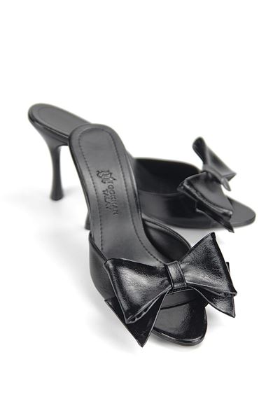 Ribbon Esnek Yumuşak Kaymaz Taban (8 cm) Siyah Rugan Fiyonk Detaylı Kadın Topuklu Terlik