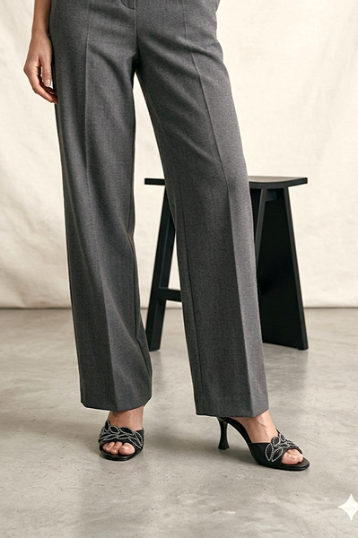 Melantha Esnek Yumuşak Kaymaz Taban (8 cm) Siyah Rugan Taşlı Yaprak Detaylı Kadın Topuklu Terlik