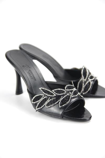 Melantha Esnek Yumuşak Kaymaz Taban (8 cm) Siyah Rugan Taşlı Yaprak Detaylı Kadın Topuklu Terlik