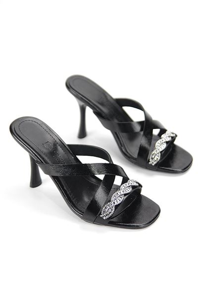 Sira Esnek Yumuşak Kaymaz Taban (8 cm) Siyah Rugan  Çapraz Burgu Gümüş Bantlı Kadın Topuklu Terlik