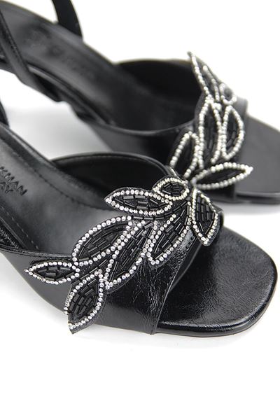 Arlen Esnek Yumuşak Kaymaz Taban (4 cm) Siyah Rugan Taşlı Yaprak Detaylı Kadın Topuklu Ayakkabı