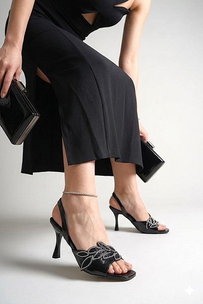 Norin Esnek Yumuşak Kaymaz Taban (8 cm) Siyah Rugan Taşlı Yaprak Detaylı Kadın Topuklu Ayakkabı