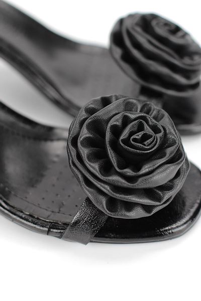 Solen Esnek Yumuşak Kaymaz Taban (4 cm) Siyah Rugan El Yapımı Gül Detaylı Kadın Topuklu Ayakkabı