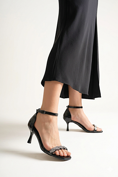 Audrey Esnek Yumuşak Kaymaz Taban (4 cm) Siyah Rugan Burgu Gümüş Bantlı Kadın Topuklu Ayakkabı