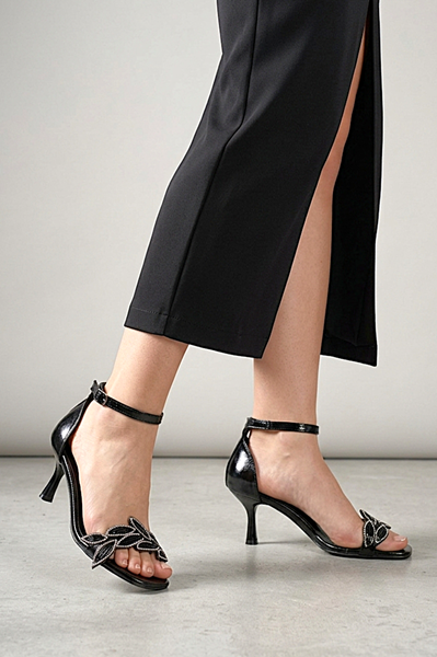 Eloria Esnek Yumuşak Kaymaz Taban (4 cm) Siyah Rugan Taşlı Yaprak Detaylı Kadın Topuklu Ayakkabı