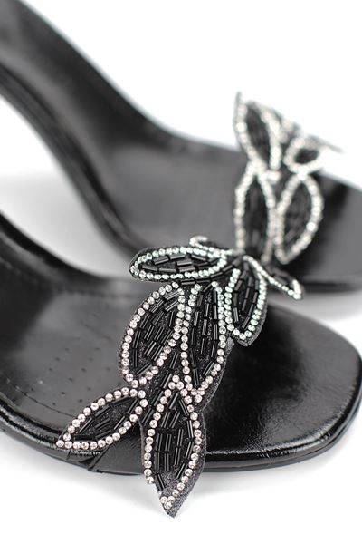 Papillon Esnek Yumuşak Kaymaz Taban (4 cm) Siyah Rugan Taşlı Yaprak Detaylı Kadın Topuklu Ayakkabı