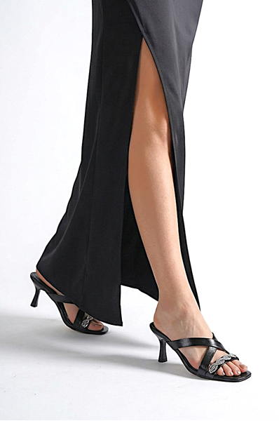 Lorena Esnek Yumuşak Kaymaz Taban (4 cm) Siyah Rugan  Çapraz Burgu Gümüş Bantlı Kadın Topuklu Terlik